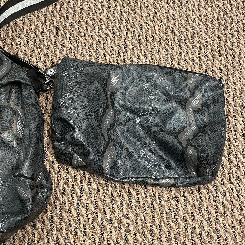 NEW Snakeskin tote bag with detachable makeup bag inside - Picture 5 of 7